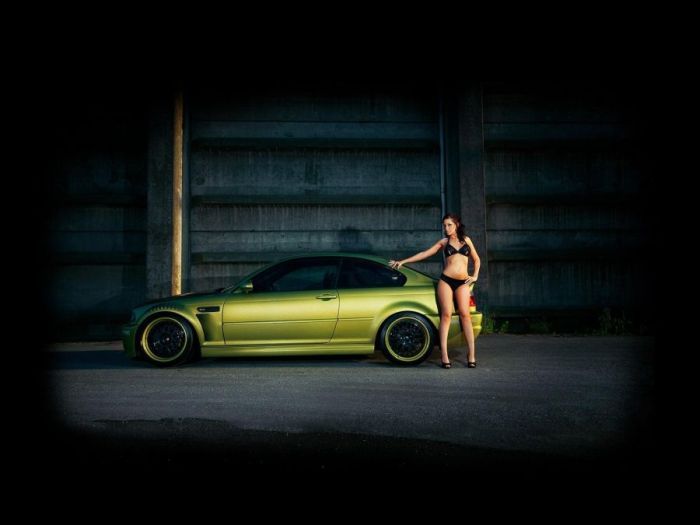 Dziewczyny w towarzystwie BMW 1